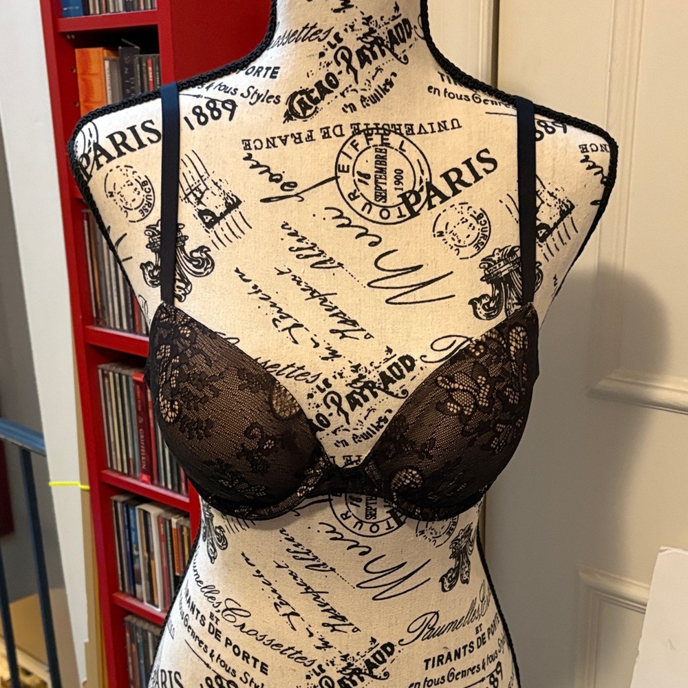 ITEM NO. 61: Vanity Fair Black Lace Bra. Adjustable Straps. New.